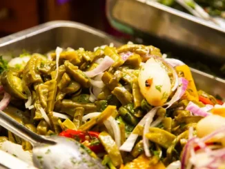 Comida sin carne con nopales hervidos