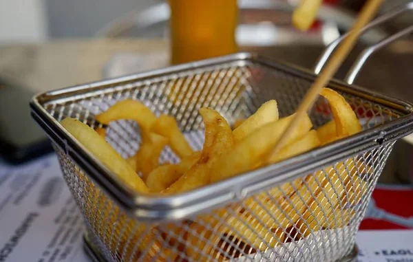 Papas a la francesa en carrito